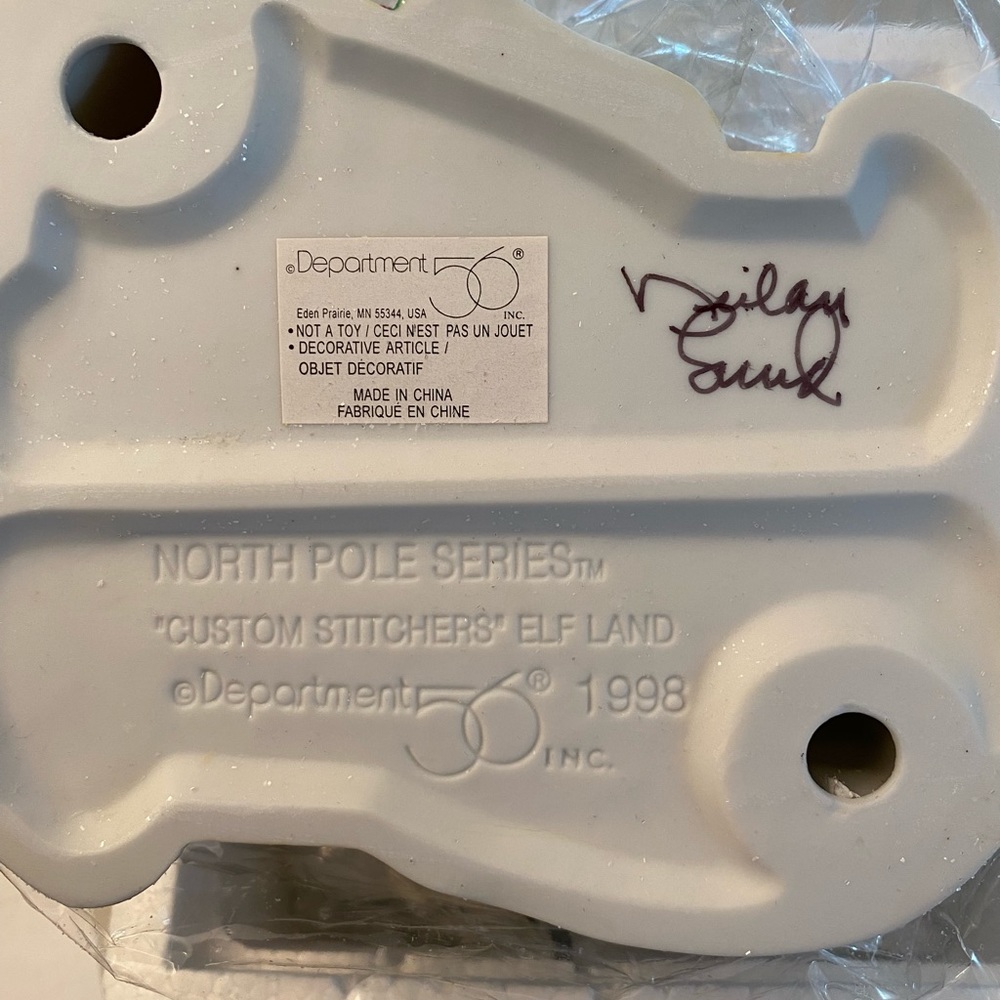 Dept 56 North Pole Series Elfland “Custom Stitchers” - Signed - Tested and works - Picture 10 of 10